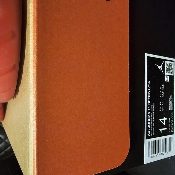 Jordan Athletic Shoes Black and Red - Picture 5 of 5